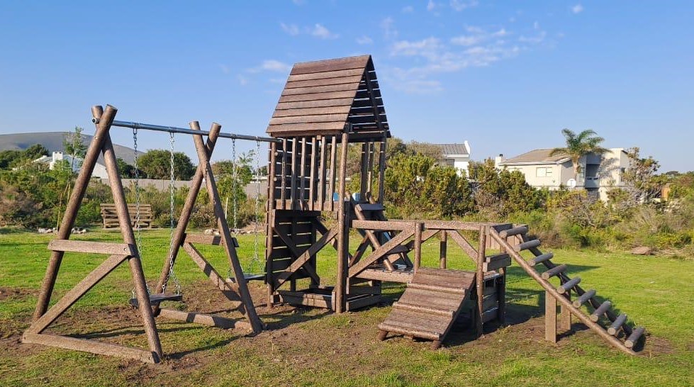 Complete Primwood Jungle Gym with swing and climbing features